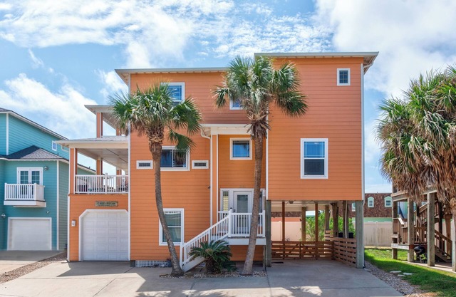 9 bed home/Ocean Views/steps to Beach & Pool/Pet Friendly/Fenced yard