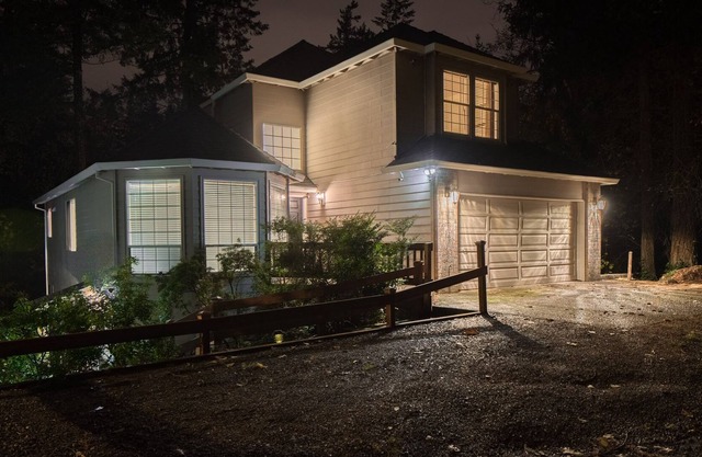 9 BEDS/4 BATH/7 BEDROOM SW PORTLAND MODERN HILLSIDE HOME KING BED
