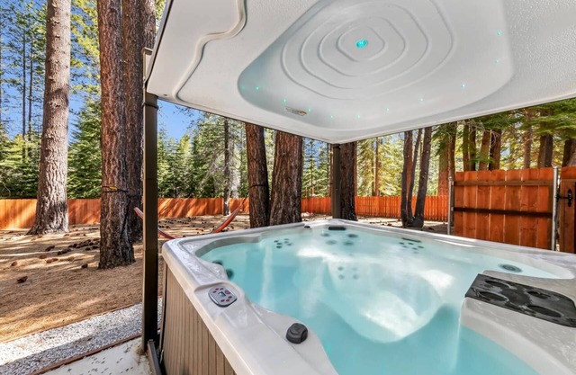 9 Beds, Hot Tub, Dog Friendly, Fenced Yard, Game Room with Pool Table, Near Heavenly