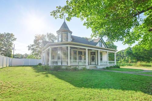 9 Mi to Kentucky Lake Spacious Victorian Home!