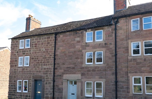 95 THE HILL, family friendly, with open fire in Cromford