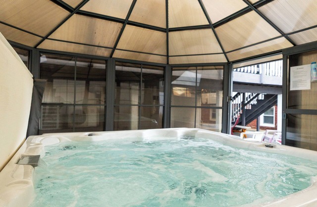 9BR Luxury Ocean-Block, Sleeps 25, Jacuzzi Hot Tub for 6! EV Charger!