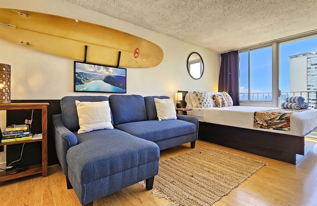 9th Floor Studio Apt, Full kitchen & Insane views!