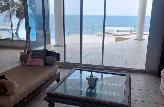 A 5 Pasos de la Playa. 3 Cuartos con Baños. Gran Piscina. Hermosa Vista