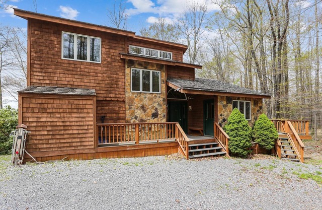 A beautiful view and lots of extras too! Super affordable lodging!