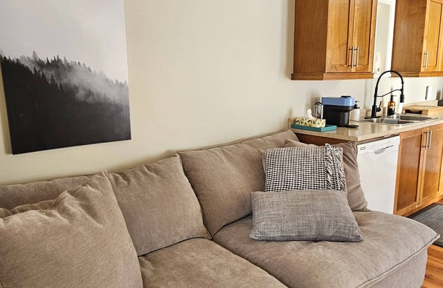 A/C 2 bedroom carriage home in private Backyard in quiet neighborhood