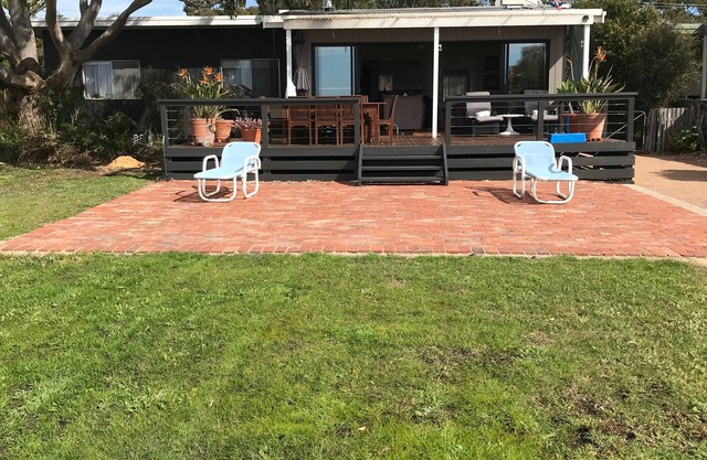 A Castle- Lakefront with a jetty & Pet friendly!