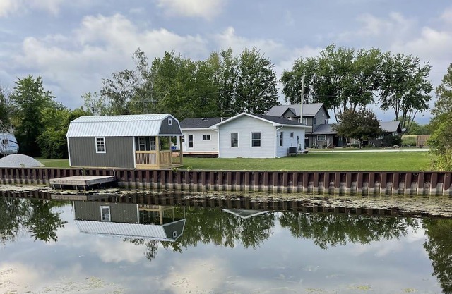 A cottage on a canal w/great hunting , fishing (86 Bayview Ave Shrewsbury)