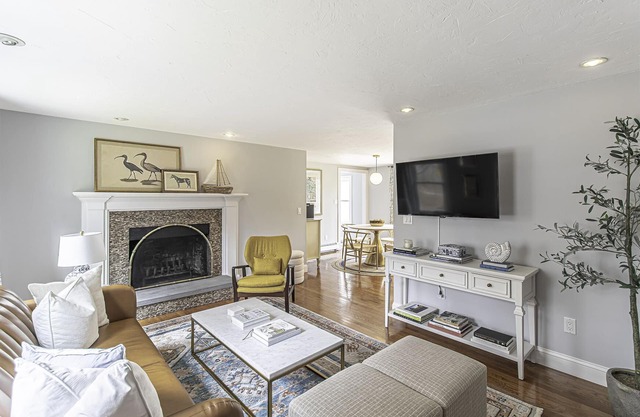 A cozy cape cod cottage w/AC near local beaches! Pet friendly