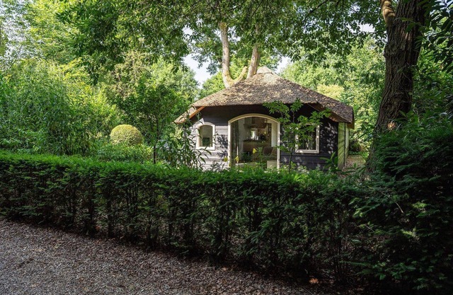 A cozy farmhouse-style cottage in a wooded area with plenty of privacy. Want to get away from it all and enjoy nature? This is possible in this comfortable 4+2-person accommodation at the Heivlinder near the Speulder Forest and the moors of Ermelo!