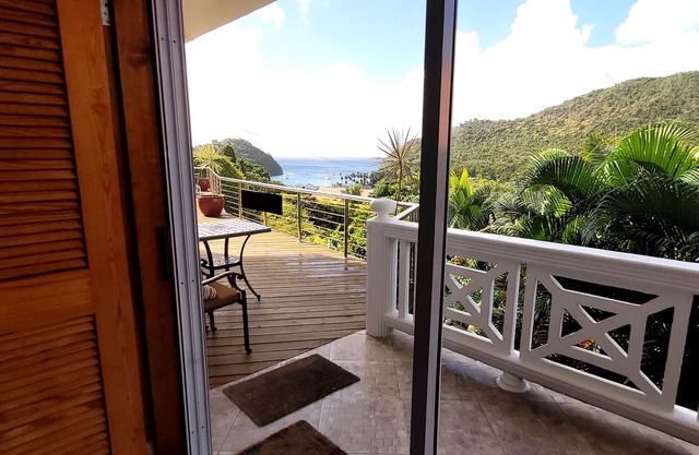 A Cozy Retreat with Breathtaking Views, Minutes from the Beach:Casa Vista 2BR