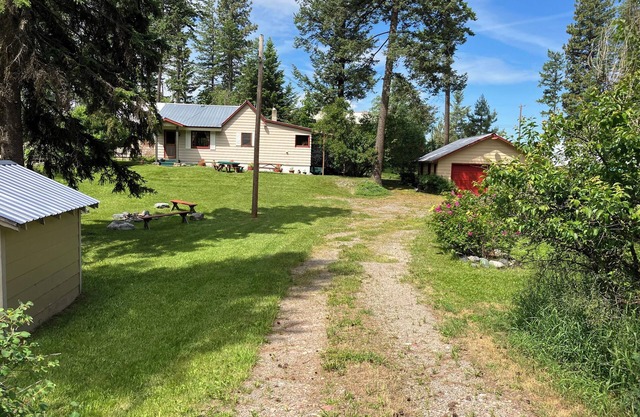 A cozy three bedroom Cottage near Flathead Lake