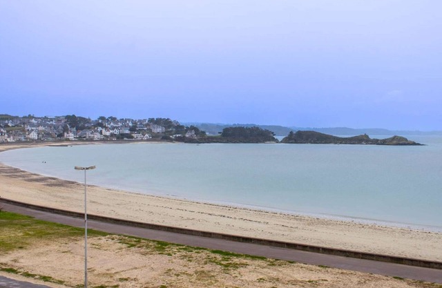 A Erquy, en Bordure de la Plage du Centre, Face au Port de Pêche