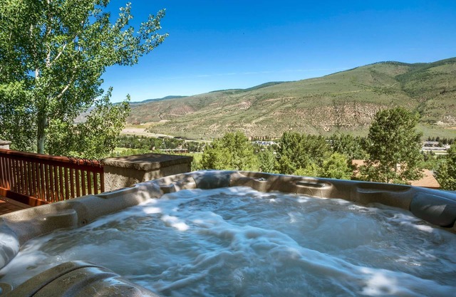 A Guest Favorite: Spacious 5BR Home with Hot Tub - Escape to the Mountains this Season or Plan Ahead