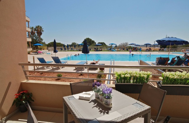 A haven of peace facing the ocean. Free WiFi, free secure parking, .