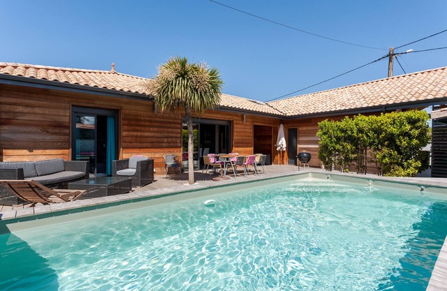 A house with private, heated pool in Carcans Plage 50 m away from the beach