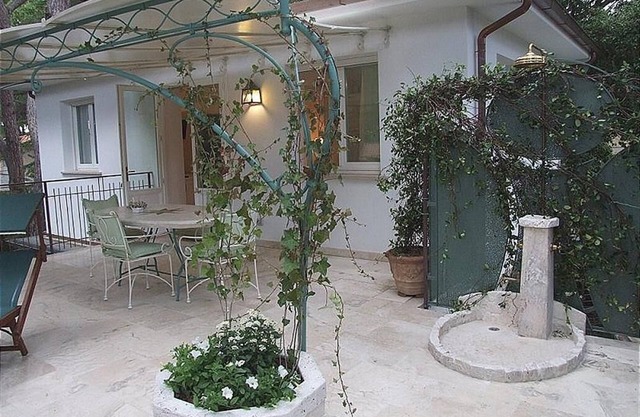 Apartment- Iris - One Bedroom Apartment, Sleeps 4