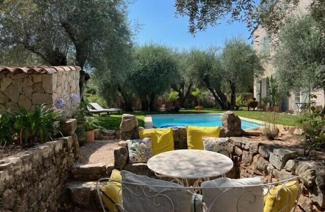 A la campagne villa avec piscine