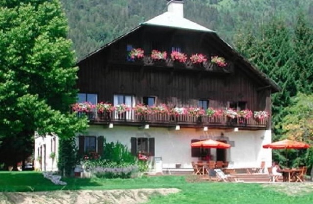 A large, cozy and spacious chalet, 400m2, sleeps 15 people, heated outdoor pool