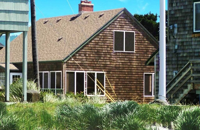 A Loafer's Paradise - Roomy Seaside Beach House w/Game Room, Steps to the Beach!