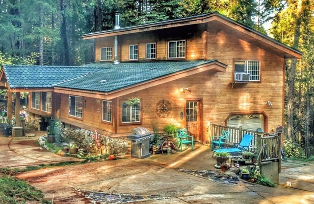 A Lovely Cabin House at Way Woods Retreat with outdoor Hot Tub & Full Amenities.