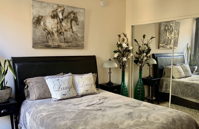 A lovely room with a private bathroom by the Grove