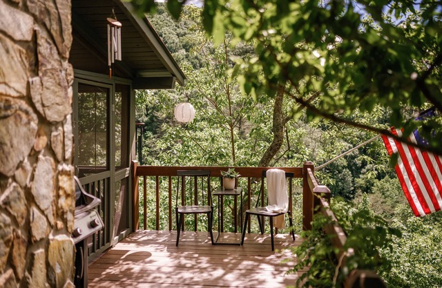 A luxe family-friendly escape with mountain views!