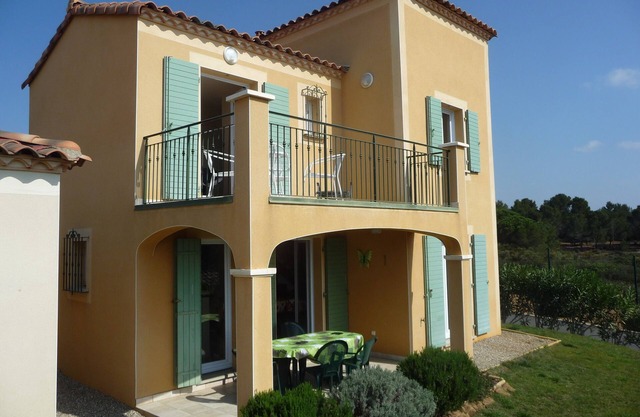 A luxurious detached villa in an exclusive residence with pool