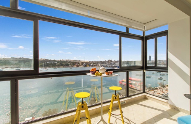 A Magnificent Sunny Seafront Apart Sliema, Tas Sliema, Malta