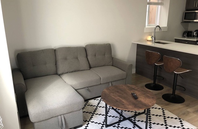 A - Modern Cozy Room w Private Entrance & Washroom