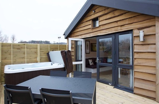 A montana lodge with hot tub that sleeps 4 guests in 2 bedrooms