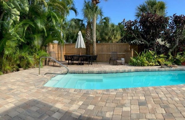 A Piece Of Paradise! Tropical Pool Home convenient to several Beaches