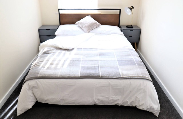 A pleasant 3 bed home close to Luton Airport. Ideal for families & professionals