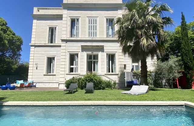 A pretty house with a very pleasant garden in a lively neighbourhood.