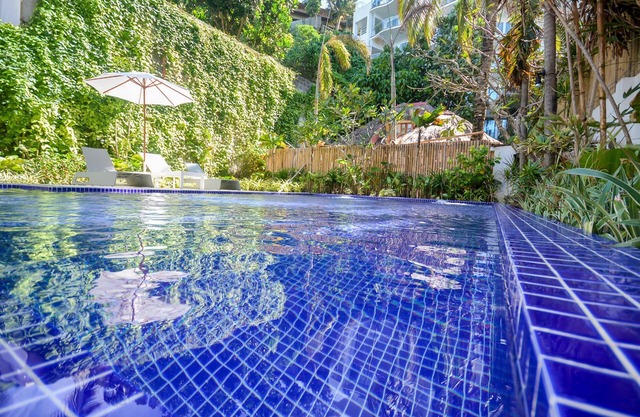 A private space on the white beach with 5 large rooms and beds