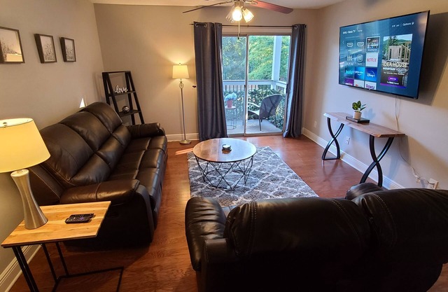 A QUIET CONDO IN ATLANTA w/BALCONY 1king 1 Queen 2 twins 1 Qu Air mattress