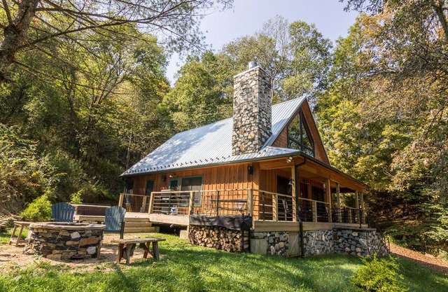 A River Mist Walk - Walk to river, pet friendly, hot tub, pool table