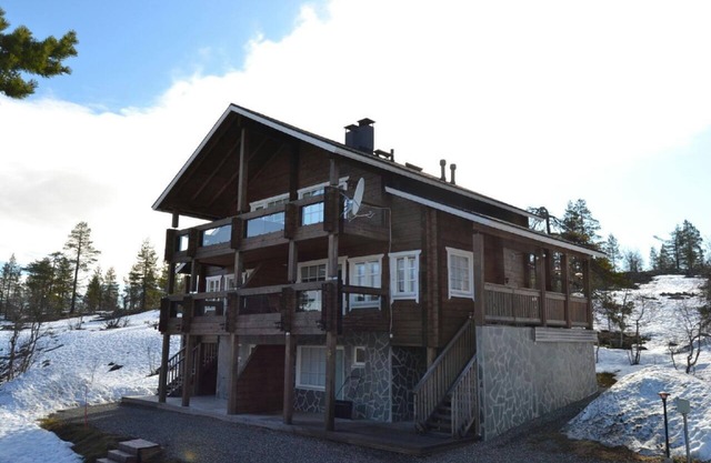 A semi-detached house in the beautiful area of Utsuvaara. Stunning views!