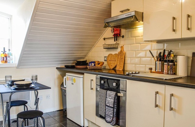 A stylish boutique apartment, superbly situated to make the most of this cosmopolitan city.