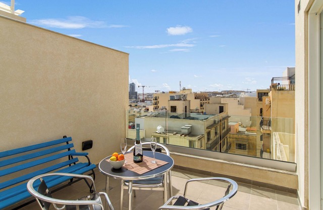 A Sunny Penthouse Modern 2 bdr - Sliema, Tas Sliema, Malta