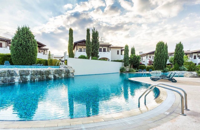 A unique apartment with the garden access to the pool