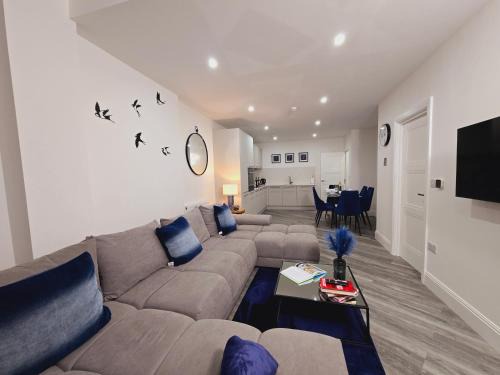 Abbey Corner by Nivaas 3-Located in the heart of the city centre-5 minute walk to train station-20 minutes to London via train