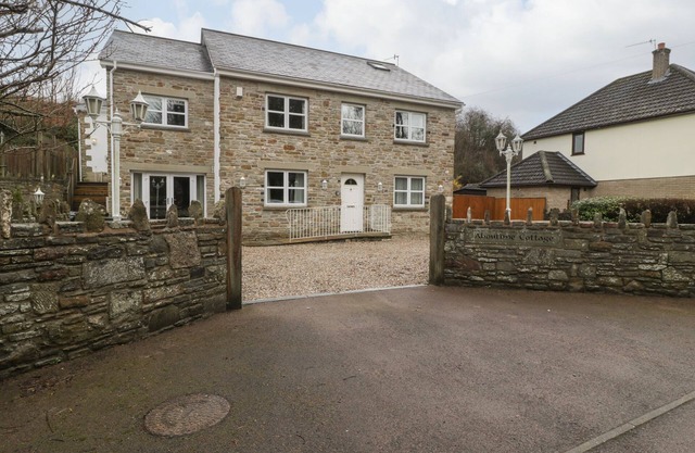 ABOUT TIME COTTAGE, pet friendly, with a garden in Parkend
