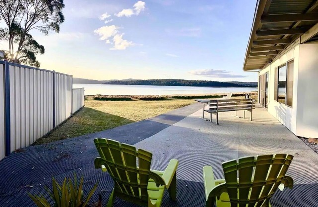 Absolute waterfront - Family & pet friendly house
