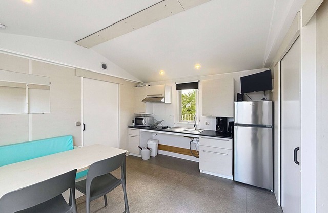 Accessible Comfort Mobile Home: 4 Guests, 200m from Beach, Heated Pool, Fitness Room, Parking