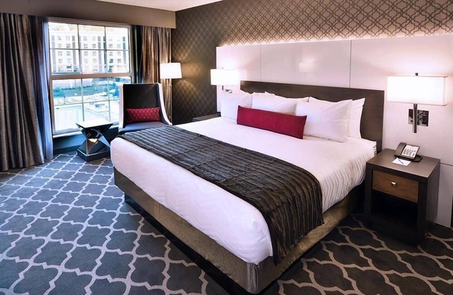 Accessible King Room -Outdoor Pool -Restaurants -Gym -Steps to Graceland