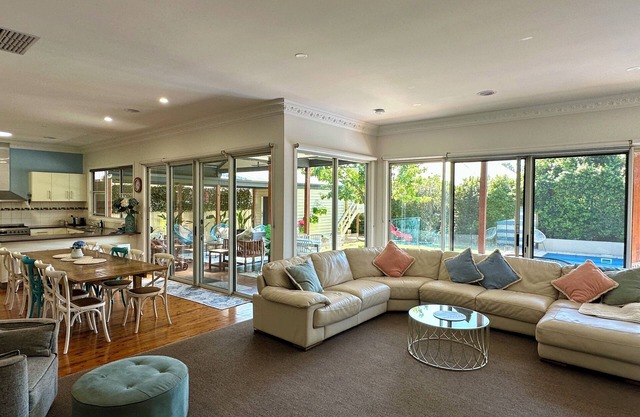 ACE Echuca Holiday House – Central, Stylish, Clean & Cozy with Pool & Fire