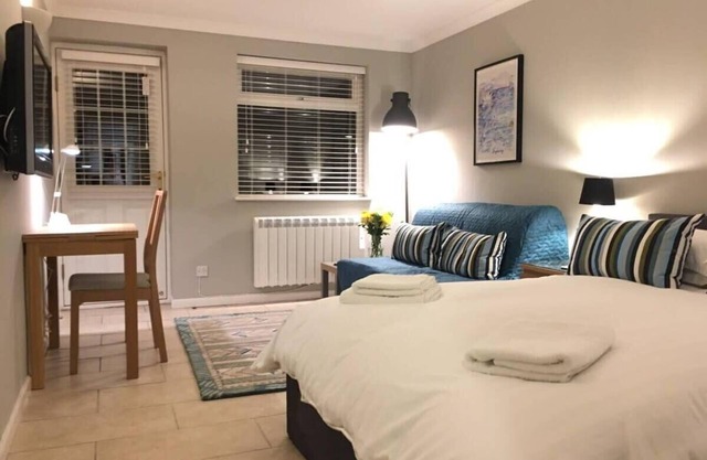 Addenbrookes Flat 2 mins walk free Private Parking