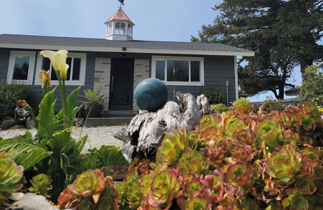 Adele's Oceanside Retreat on Brookings best private beach Kid & Pet friendly!