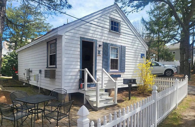 Adorable 2 bedroom cabin only 50ft from Beach